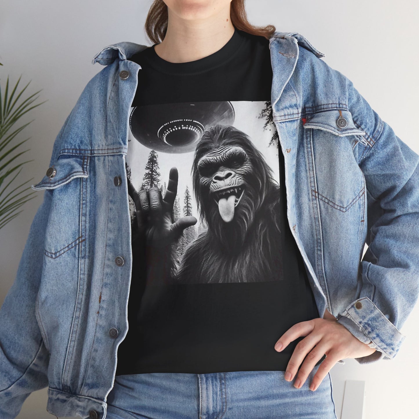 Funny Sasquatch UFO Bigfoot Rock On Selfie Unisex Tee